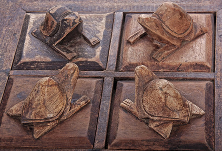 小饰品盒隔间盖上雕刻的木龟图片