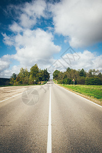 带有视野的空乡村道路Retrogrimay色图片