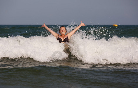 享受在海中畅游的女孩图片