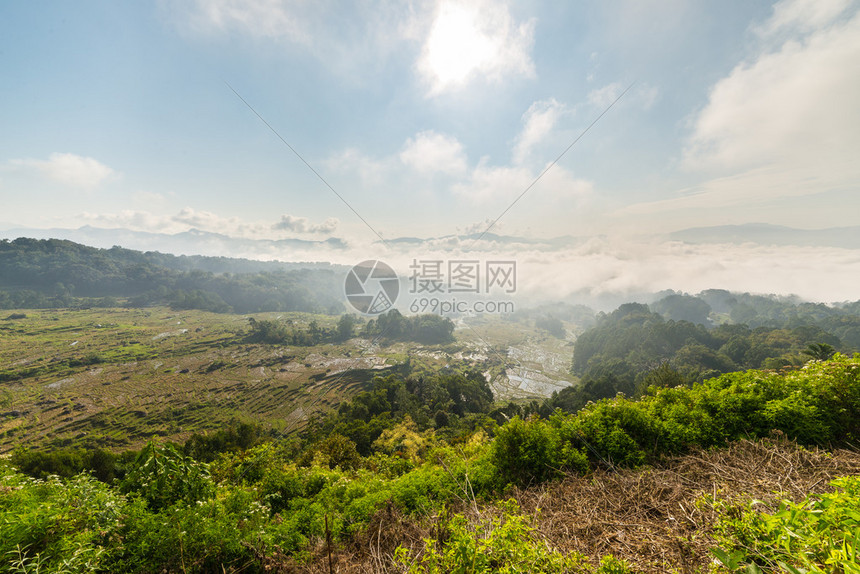 巴图蒙加塔纳托拉贾南苏拉威西SouthSulawesi山上的稻田景色令人震撼清晨阳光和美丽的云彩从天而起图片