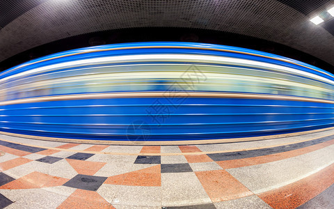 在地铁站运行的蓝色地铁列车广角图片