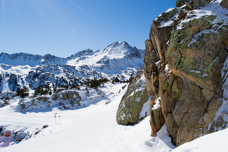 冬季雪山的巨石安道尔阿图片