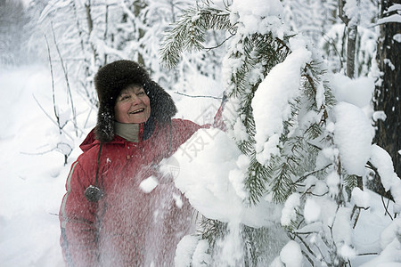 冬天女人在公园里扫雪图片