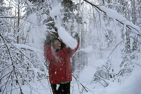 冬天女人在公园里扫雪图片