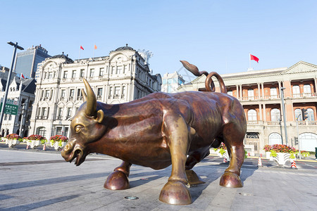 上海现代城市街道上的铜牛雕像图片