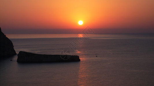 西班牙地中海巴利阿里群岛伊维萨岛宁静的夏日夜晚图片