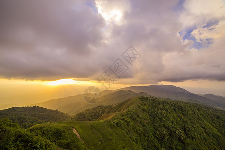 在山的夏天风景日出图片