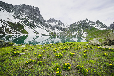 冰湖与山图片