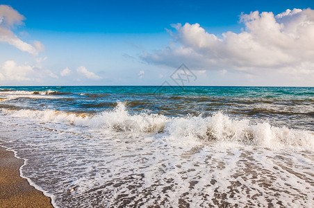 热带海滩天空和海洋美丽的夏季风景图片