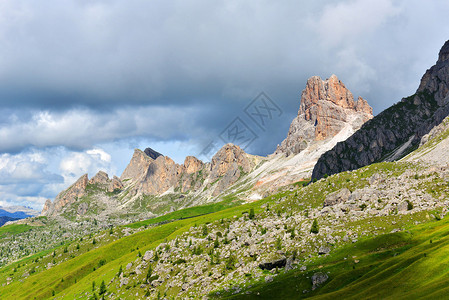 四川美景在意大利美丽的多洛米蒂山脉中欣赏美景背景