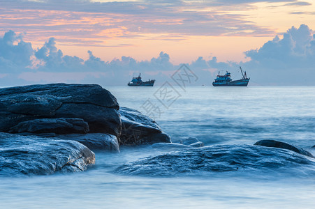 泰国海中的岩石图片