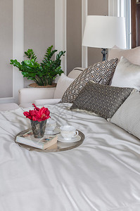 家里卧室床上的花盘茶杯和书图片