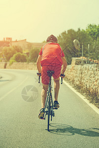 在路上骑自行车的男骑自行车者图片