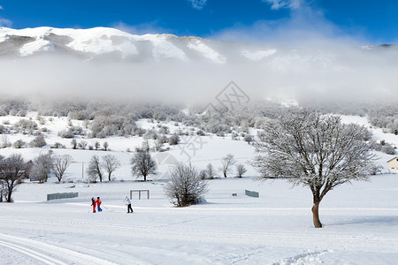 Majella山积雪覆盖的Majella山上游滑雪者图片