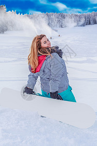 年轻女子在滑雪场上滑雪图片