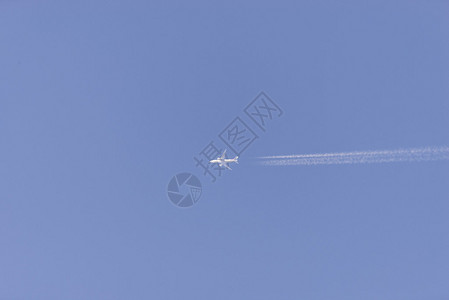 飞行在蓝天的飞机图片