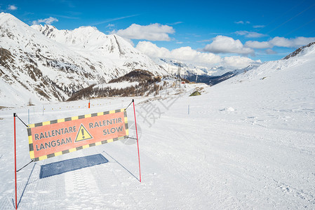 在滑雪度假胜地滑雪坡上缓慢的滑雪警告标志图片