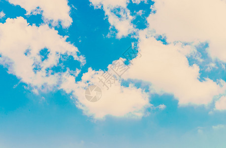 有云背景的蓝天空旧时背景图片
