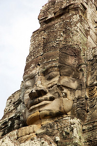 柬埔寨暹粒吴哥巴戎寺上部露台的脸塔上的笑脸巴戎寺是吴哥的一座富丽堂皇的高棉寺庙它建于12世纪末和13世纪初Bayon站在Angk图片