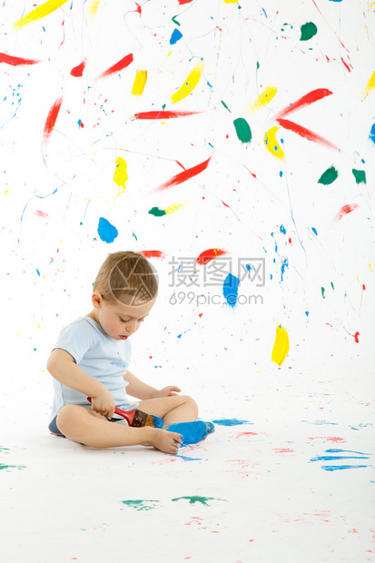 可爱的3岁男孩创造地在墙上地板上涂五颜六色的油漆墙壁地板和到处都是乱图片