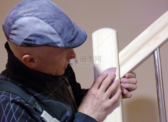 木匠手用砂纸将现代阶梯与图片