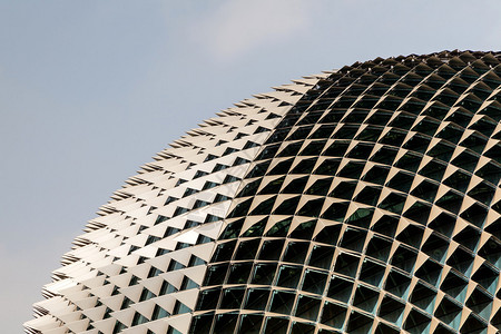 新加坡著名滨海艺术中心的独特屋顶设计该建筑包含一个音乐厅一个公共图书馆和一个购物中心节能设计由圆形空间框架组成图片