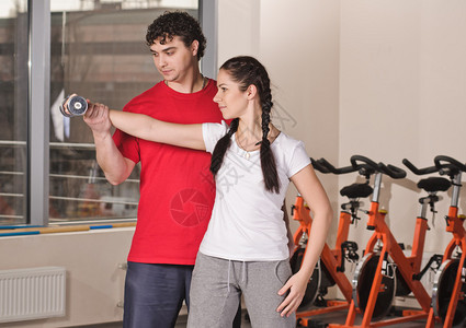 女人和她的健身教练在健身锻炼图片