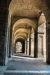 意大利帕尔马Pilota宫的Archway列庭院和Cobble图片