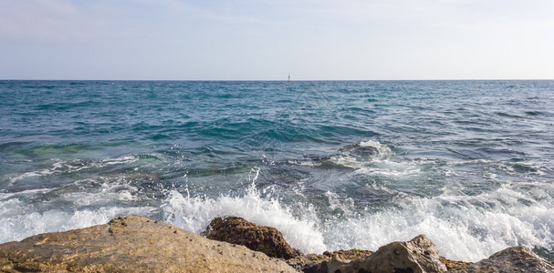 海浪撞击岩石的全景图片