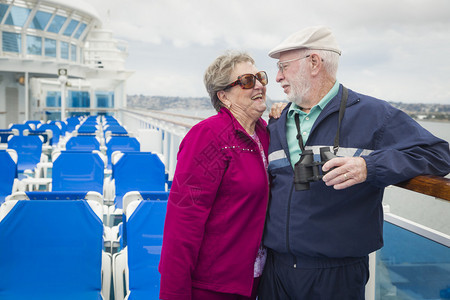 快乐的老夫妇享受从豪华客轮游船的甲板图片