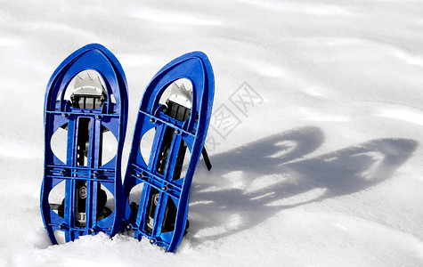在山雪上游览的蓝SNO图片