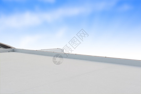 商务楼屋顶的甲板或露台与复制空背景图片