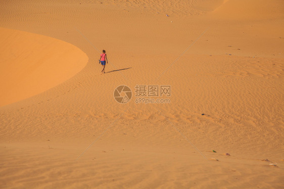 游民沙漠中一人或多人图片