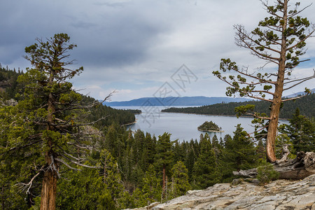 Tahoe湖的翡翠湾春图片