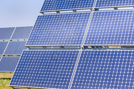 太阳能电池板以环保的方式生产能源图片