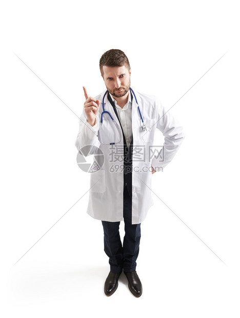 从上方的观视白人医生在装扮着严格的男子时看着镜头和显示标志在白色图片