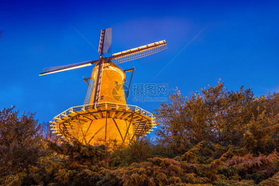 晚上的荷兰风车图片