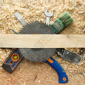木桌上的木匠工具与锯末木匠工背景图片