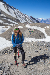 山顶上的女徒步旅行者图片