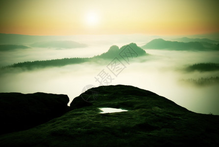 梦幻的雾色地貌大山切断了光雾深谷充满着多彩的雾背景图片