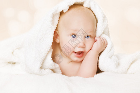 床的快乐宝毛巾下的孩子可爱婴儿男图片