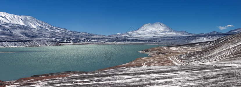 阿根廷和智利边界上的绿湖拉图片