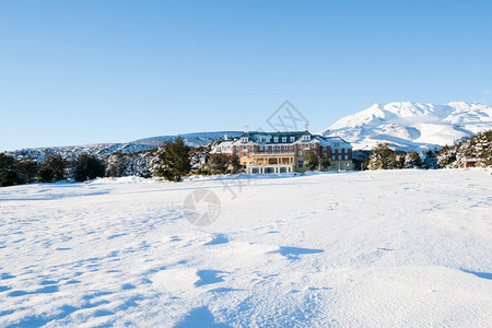 在冬季初降雪时小河两边的雪毯树和地图片