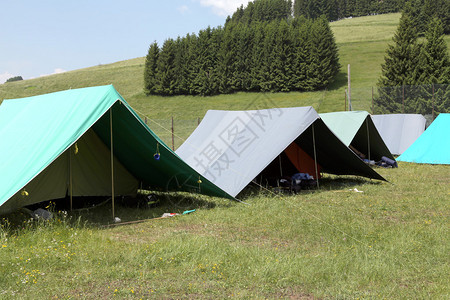 山中童子军营地的帐篷图片