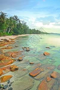 泰国的风景和美丽的石头海滩图片
