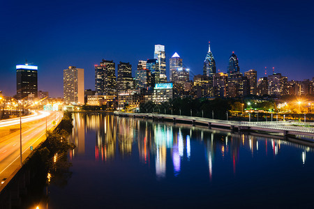 从宾夕法尼亚州费城的南街大桥看到夜里有费城的天线图片