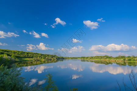 美丽平静的农村风景图片