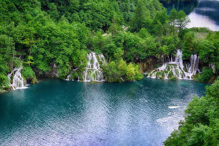 高山森林中风景如画的湖泊有瀑布图片