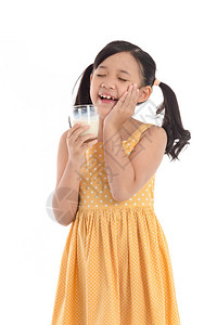 可爱的亚洲孩子喝牛奶图片