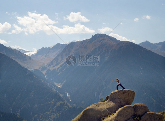 山顶瑜伽鸟瞰山脉图片